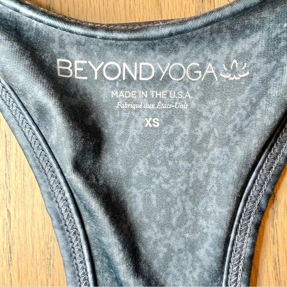 Beyond Yoga First Class Cropped Racerback Tank in Distressed Sheen Navy Blue XS - Picture 9 of 11